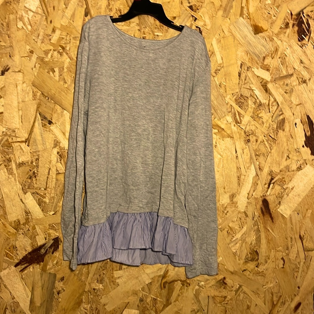 Never worn Vineyard Vines layered grey shirt girls size XL (18)